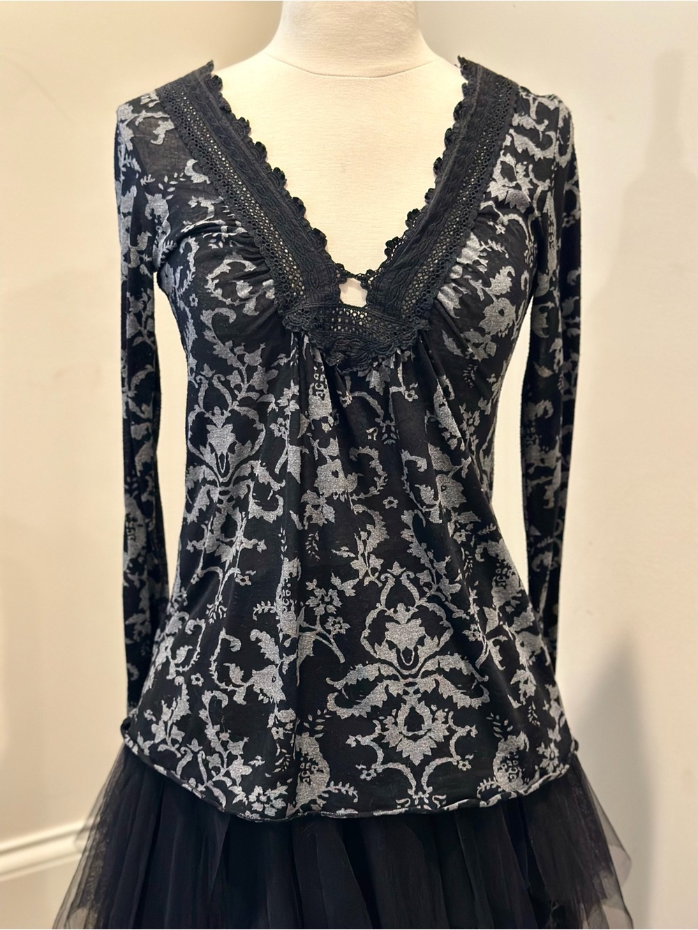 Testament Black and Gray Lace-Trim V-Neck Floral Top SM